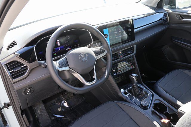 2025 Volkswagen Taos SE photo 4