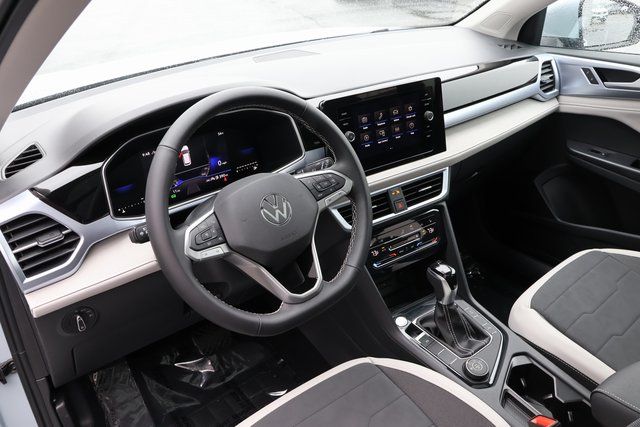 2025 Volkswagen Taos SE photo 4