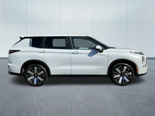 2025 Mitsubishi Outlander SE photo 3