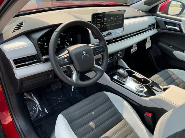 2025 Mitsubishi Outlander SE photo 2