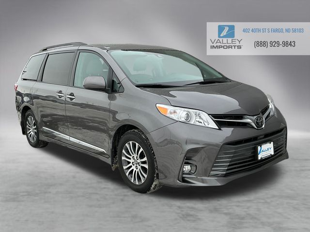 2018 Toyota Sienna XLE's photo