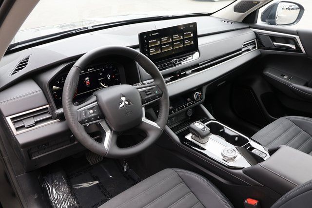 2025 Mitsubishi Outlander SE photo 4