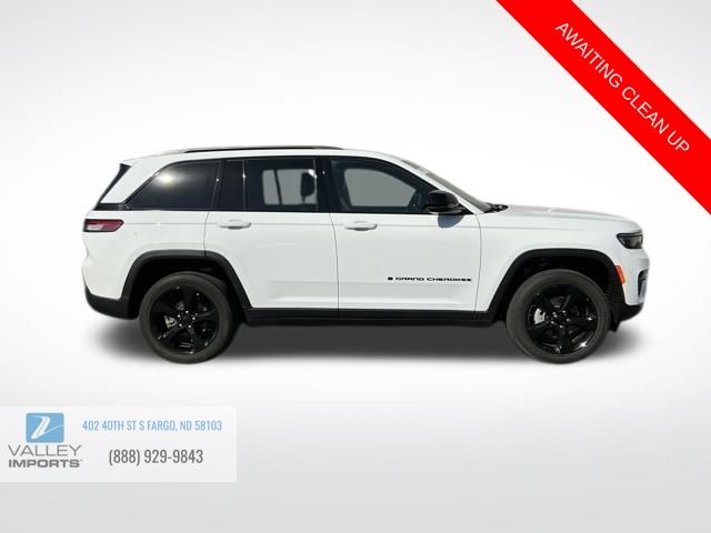 2022 Jeep Grand Cherokee Altitude photo 2