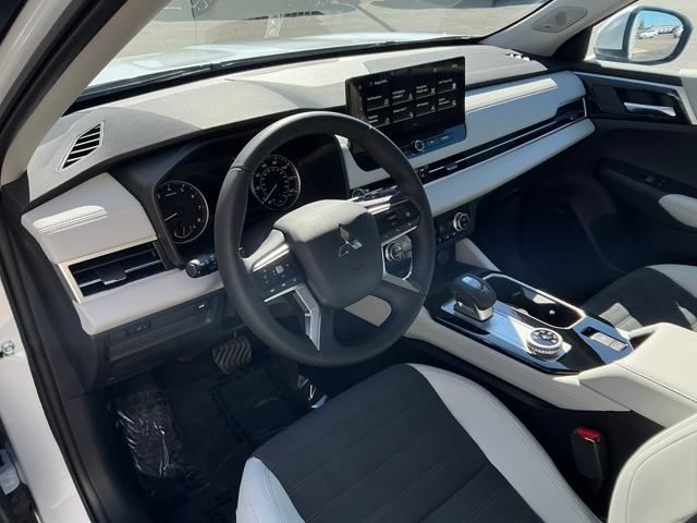 2025 Mitsubishi Outlander SE photo 4