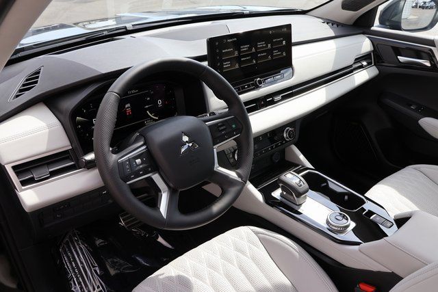 2025 Mitsubishi Outlander SEL photo 4