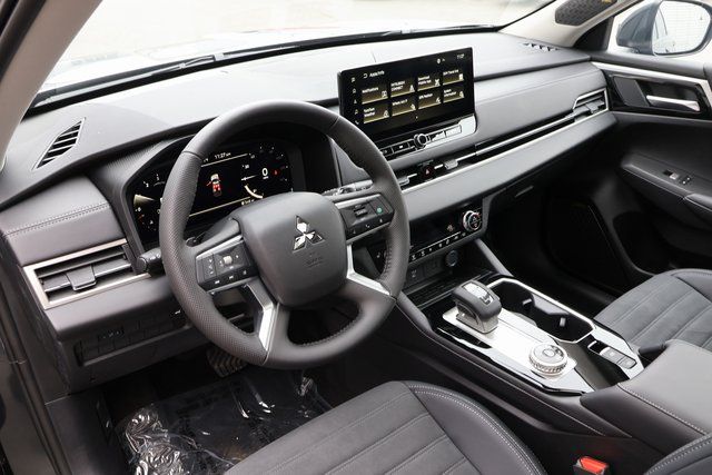 2025 Mitsubishi Outlander SE photo 4