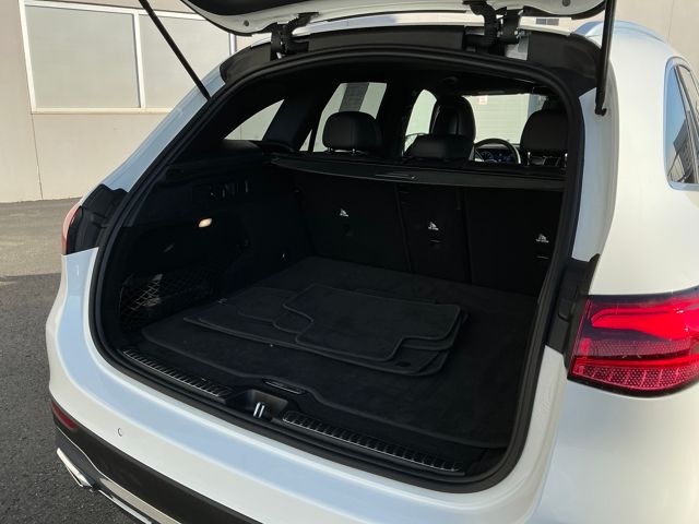 2025 Mercedes Benz GLC 300 4MATIC photo 3