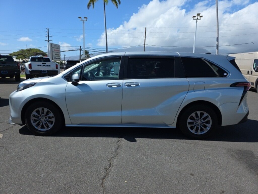 Used 2021 Toyota Sienna LE Minivan/Van