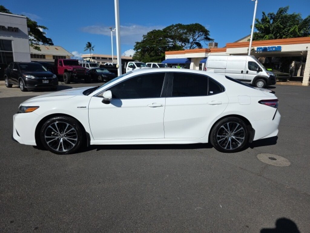 Used 2020 Toyota Camry Hybrid SE Sedan