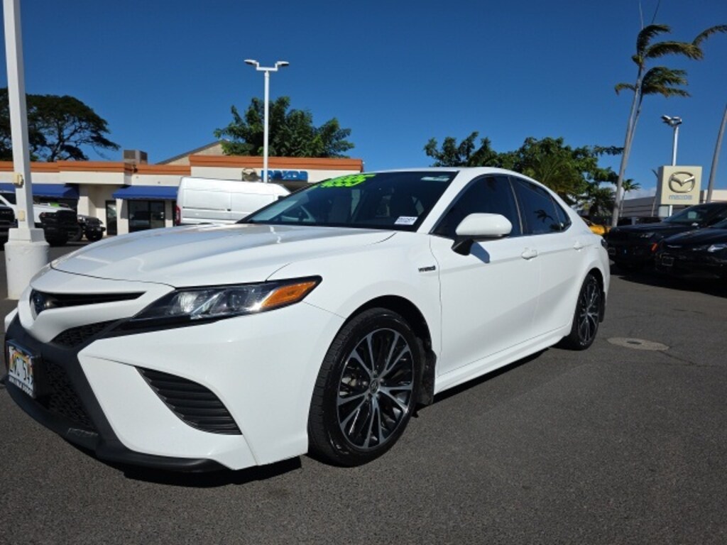 Used 2020 Toyota Camry Hybrid SE Sedan