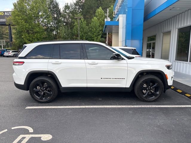2023 Jeep Grand Cherokee Laredo Altitude photo 2