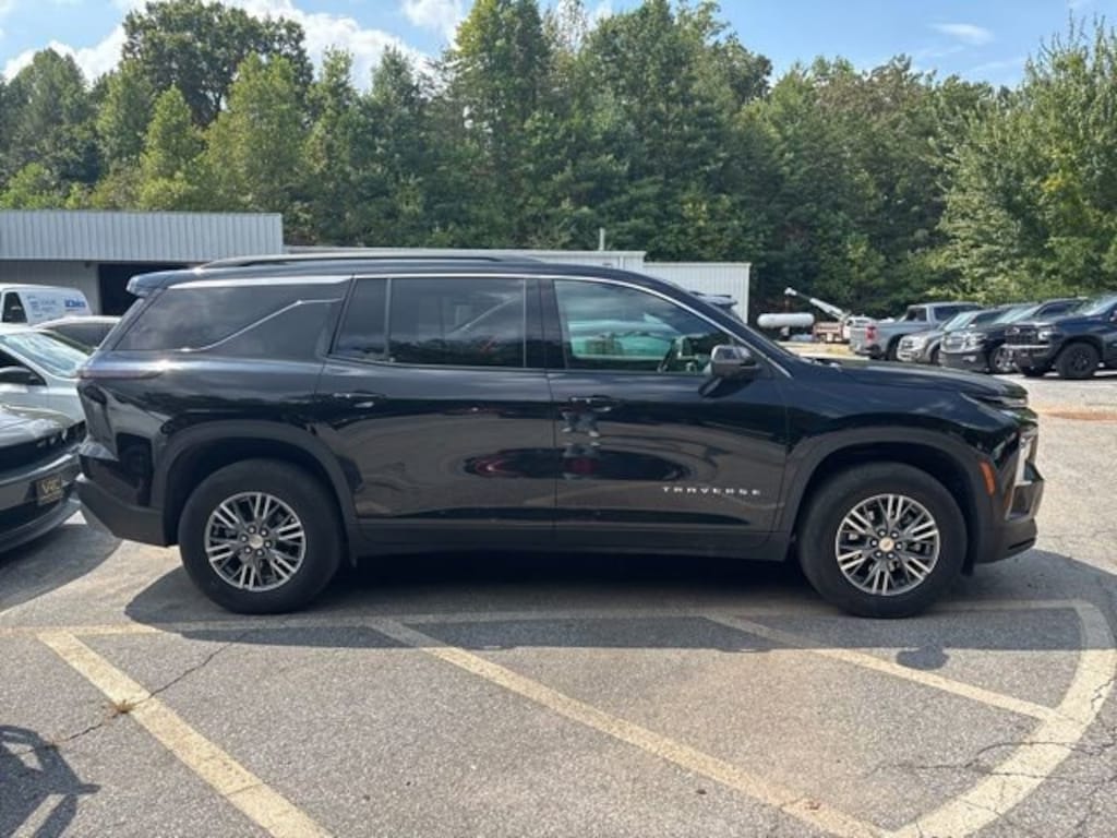 Used 2024 Chevrolet Traverse LT SUV