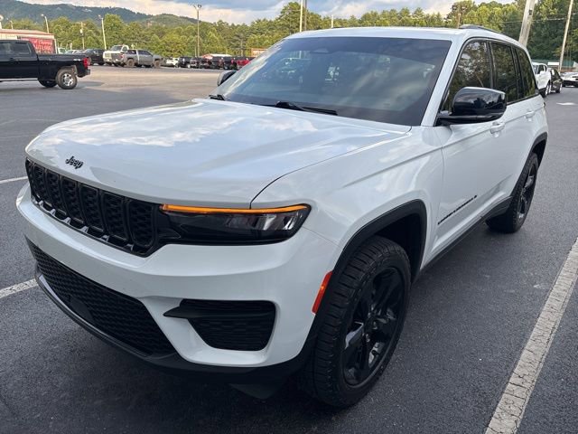 2023 Jeep Grand Cherokee Laredo Altitude photo 3