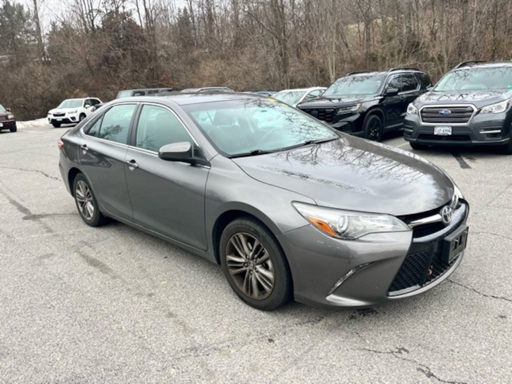 Used 2016 Toyota Camry SE Sedan