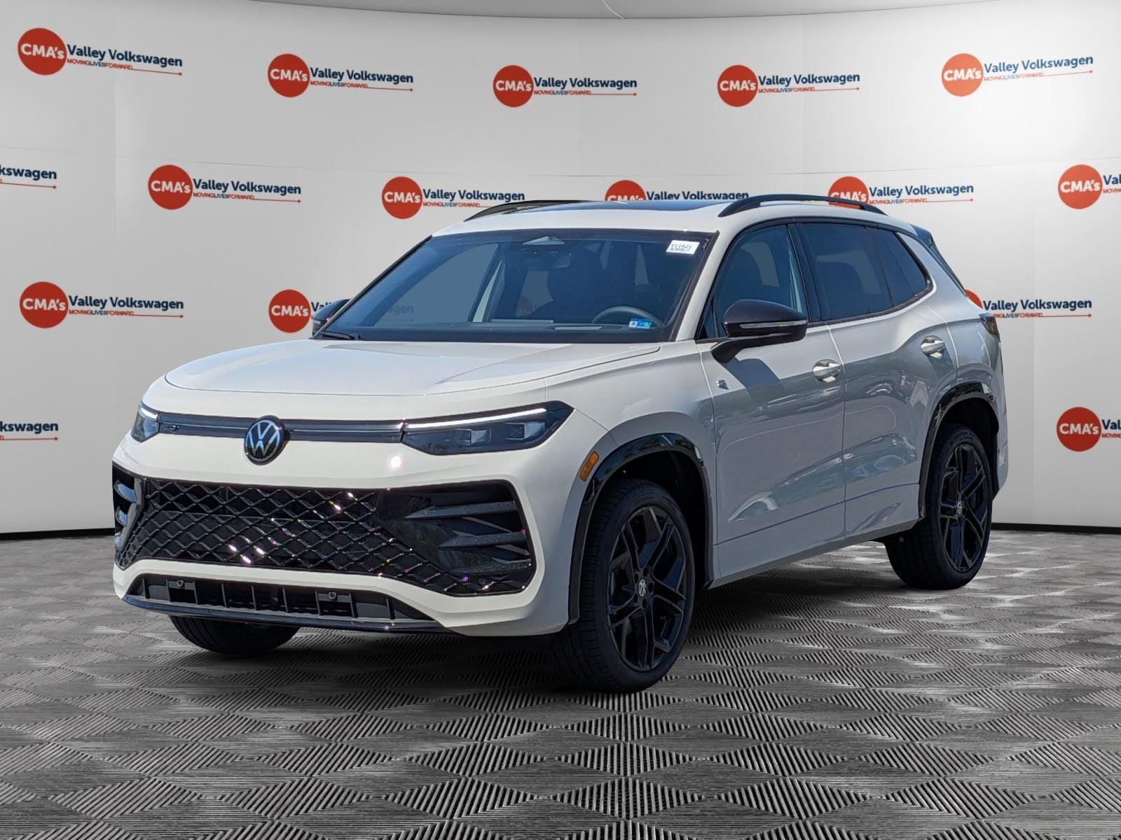2026 Volkswagen Tiguan 2.0T SE R-Line Black 4Motion's photo