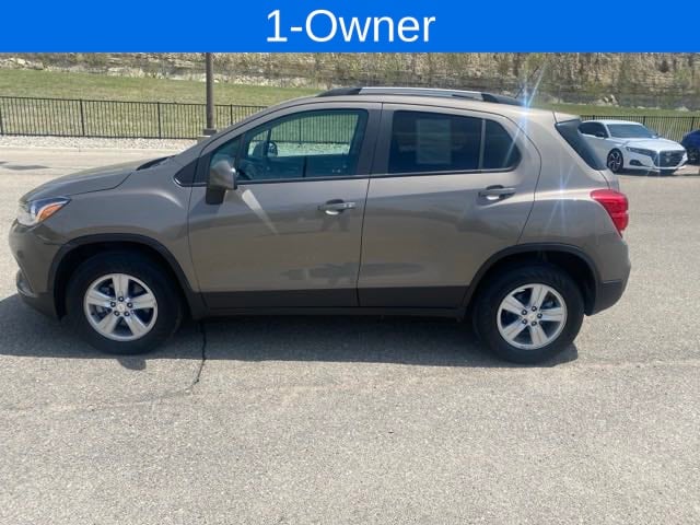 Used 2022 Chevrolet Trax LT with VIN KL7CJPSM6NB556583 for sale in Junction City, KS