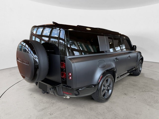 2025 Land Rover Defender 130 X-Dynamic SE photo 3