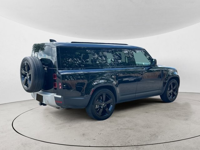 2024 Land Rover Defender 130 S photo 2