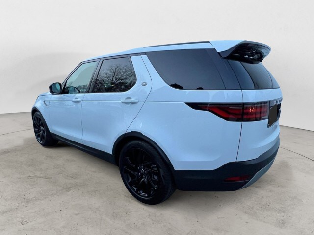 2024 Land Rover Discovery S photo 3