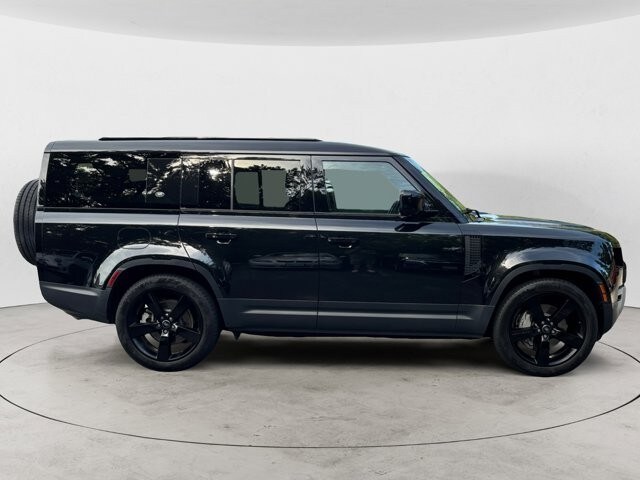 2024 Land Rover Defender 110 S photo 3