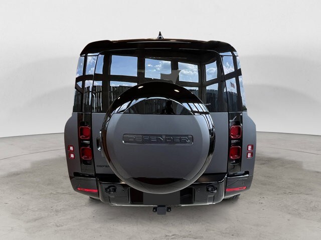 2025 Land Rover Defender 130 X-Dynamic SE photo 4