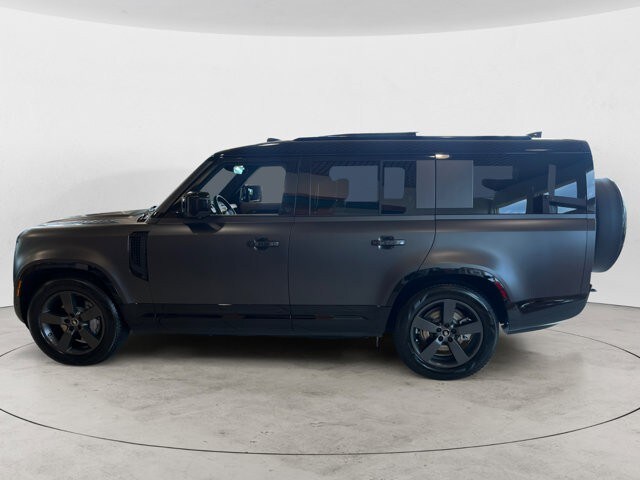 2025 Land Rover Defender 130 X-Dynamic SE photo 2