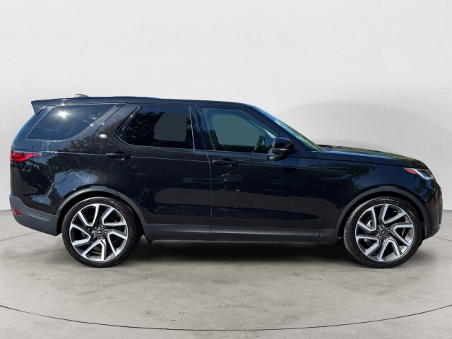 2024 Land Rover Discovery S photo 3
