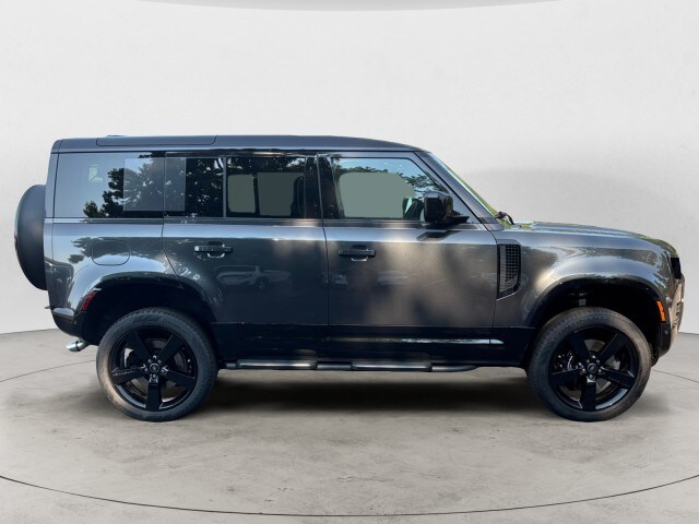2025 Land Rover Defender 110 V8 photo 3