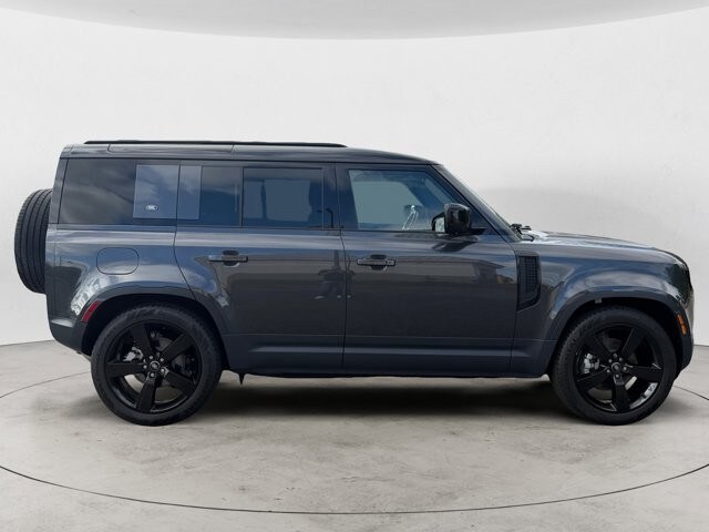 2024 Land Rover Defender 110 S photo 3