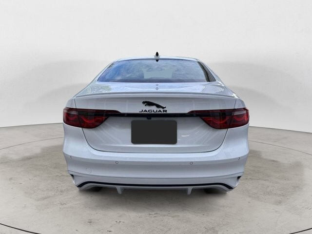 2024 Jaguar XF P300 R-Dynamic SE photo 4