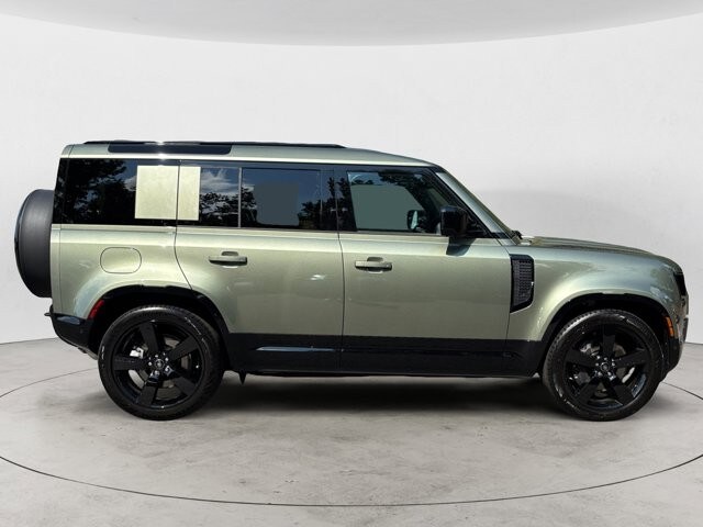 2025 Land Rover Defender 110 X-Dynamic SE photo 3