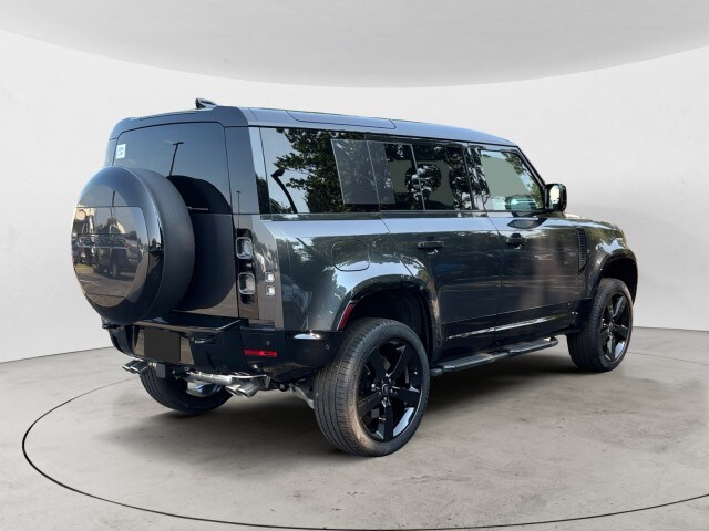 2025 Land Rover Defender 110 V8 photo 4