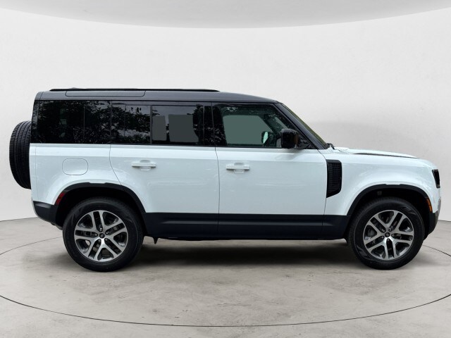 2025 Land Rover Defender 110 S photo 3