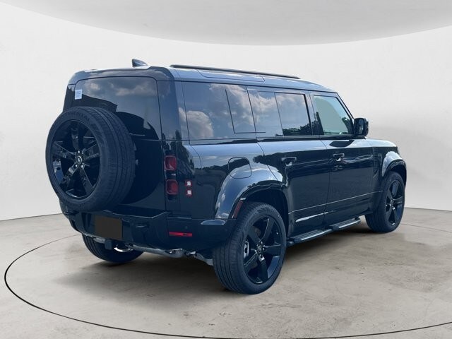 2025 Land Rover Defender 110 X-Dynamic SE photo 3