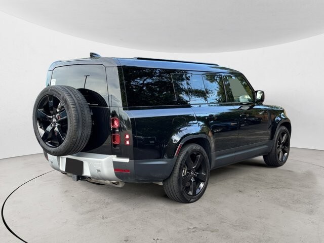 2024 Land Rover Defender 110 S photo 4