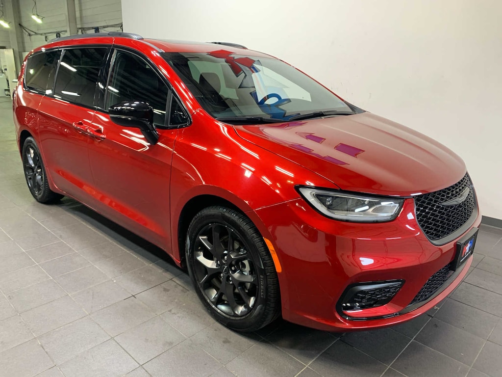 Used 2025 Chrysler Pacifica Limited Van Passenger Van