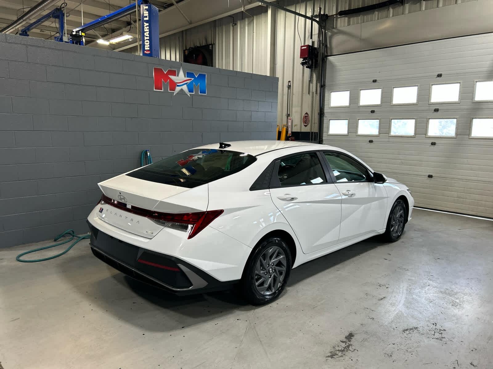 2025 Hyundai Elantra Hybrid Blue photo 3
