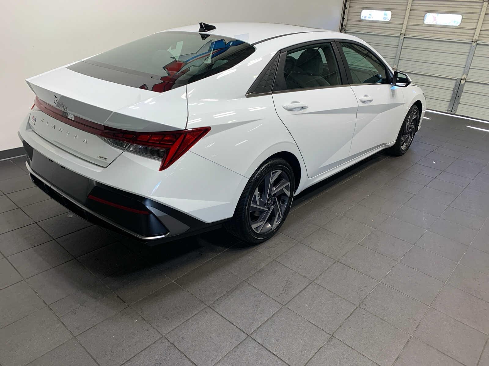 2025 Hyundai Elantra Hybrid Limited photo 3