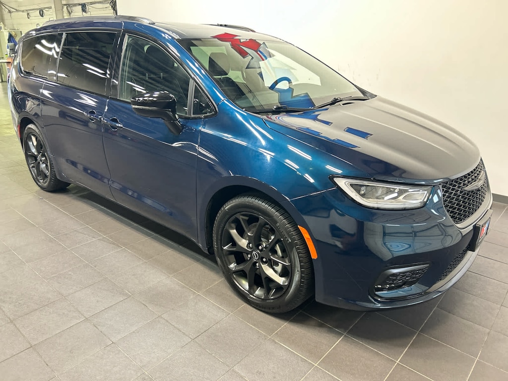 Used 2025 Chrysler Pacifica Limited Van Passenger Van