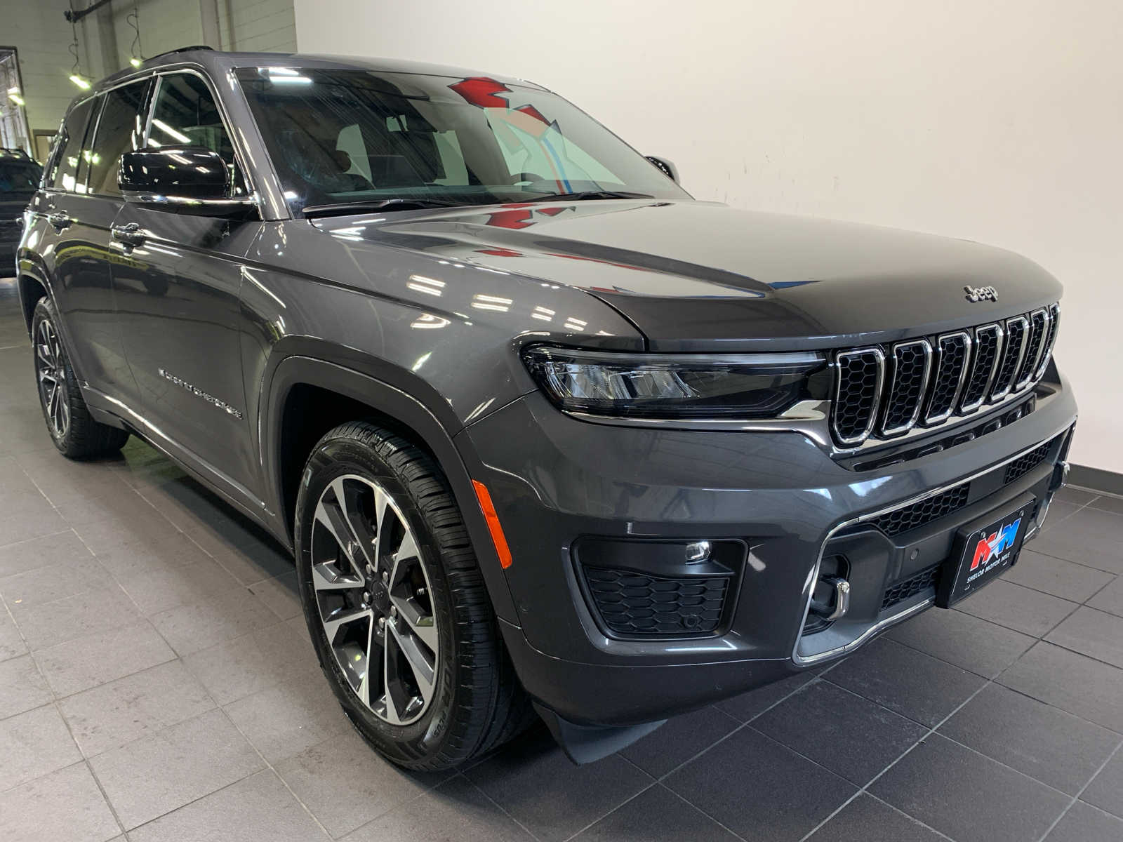 2022 Jeep Grand Cherokee Overland photo 2