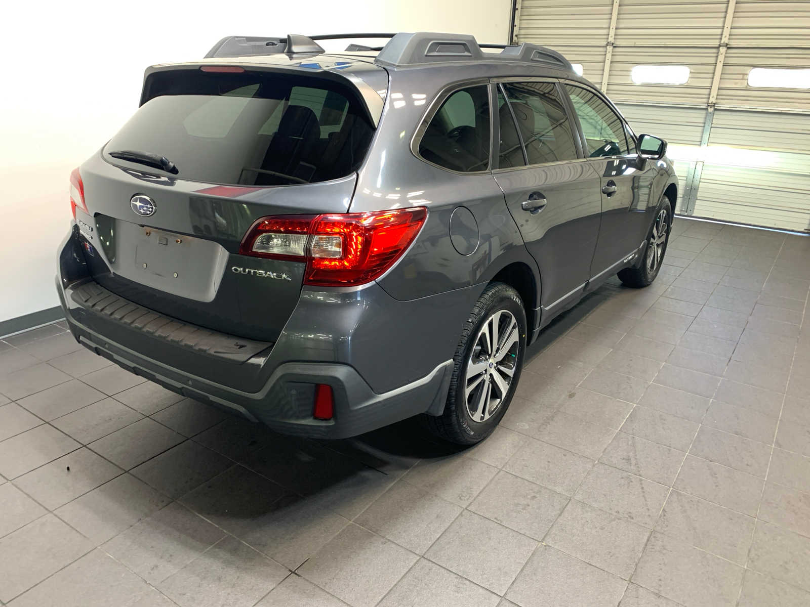 2018 Subaru Outback 2.5i Limited photo 2