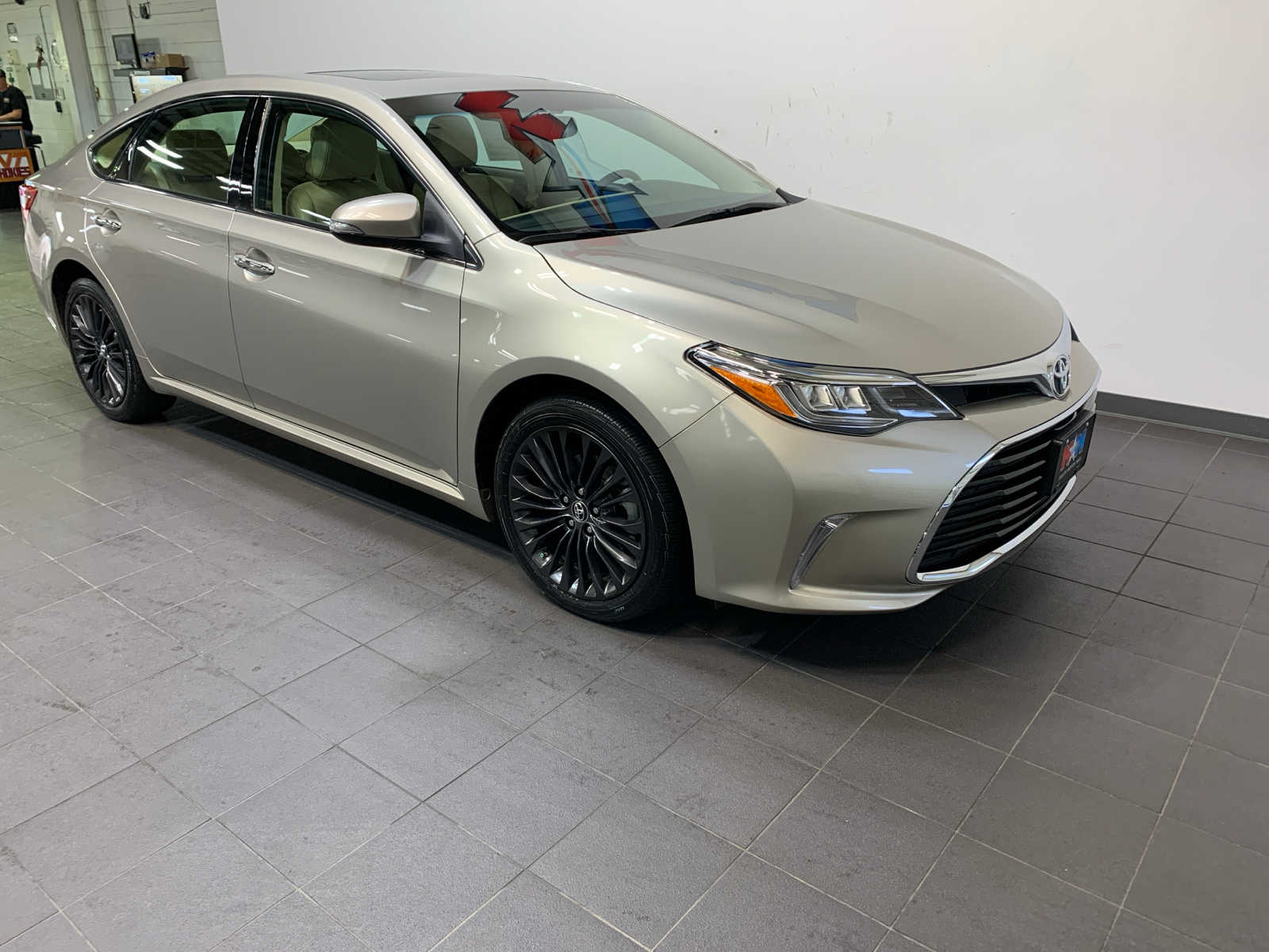 2016 Toyota Avalon Touring photo 2