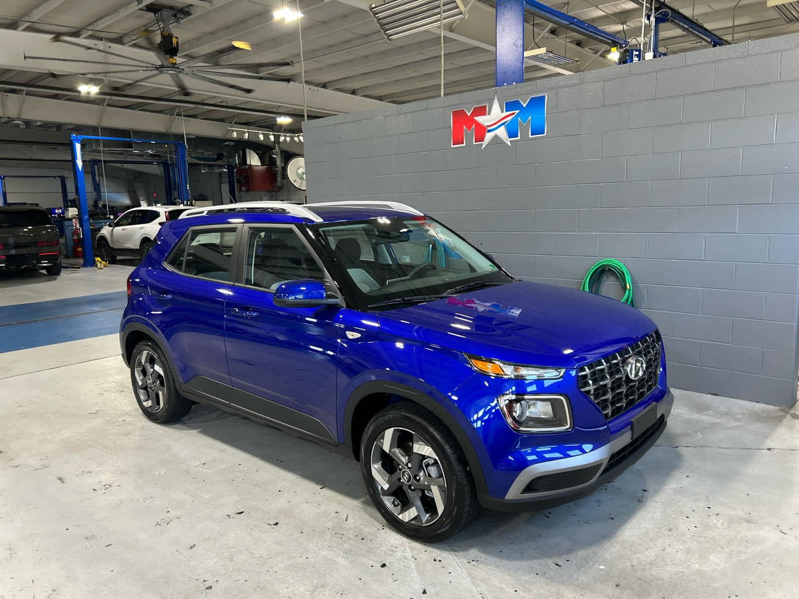 2025 Hyundai Venue SEL photo 2