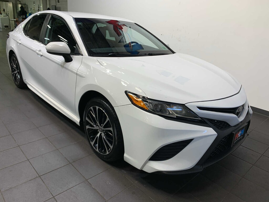 Used 2020 Toyota Camry SE Sedan
