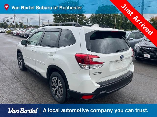 2022 Subaru Forester Premium photo 3