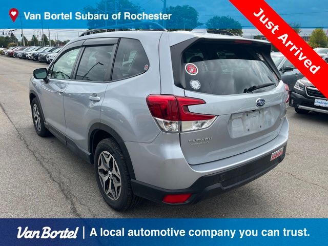2023 Subaru Forester Premium photo 3