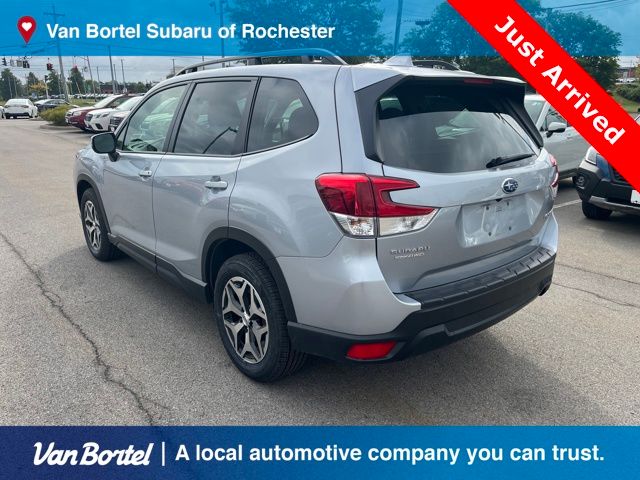 2023 Subaru Forester Premium photo 3