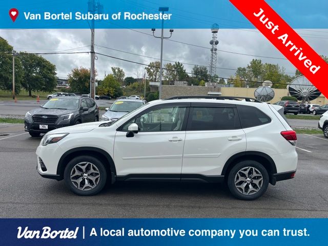 2022 Subaru Forester Premium photo 2