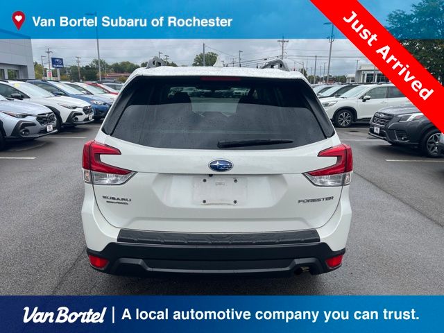 2022 Subaru Forester Premium photo 4