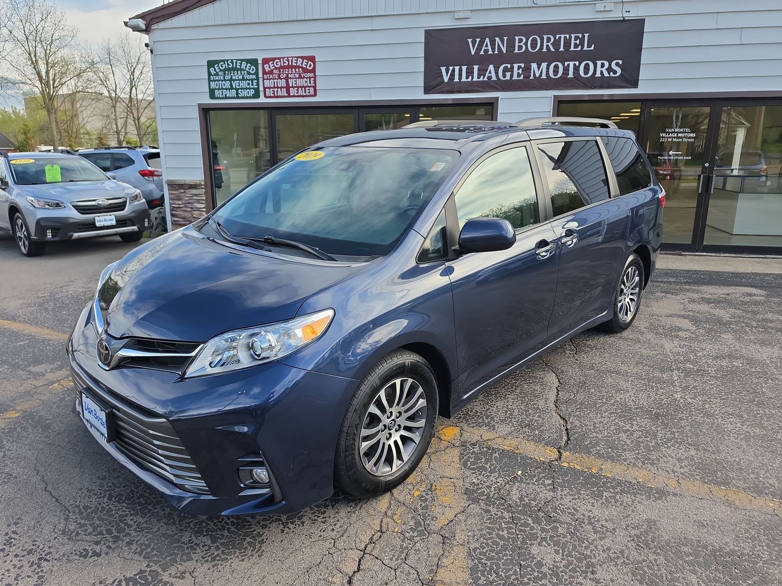 2019 Toyota Sienna XLE V6 7-Passenger Access Seat's photo